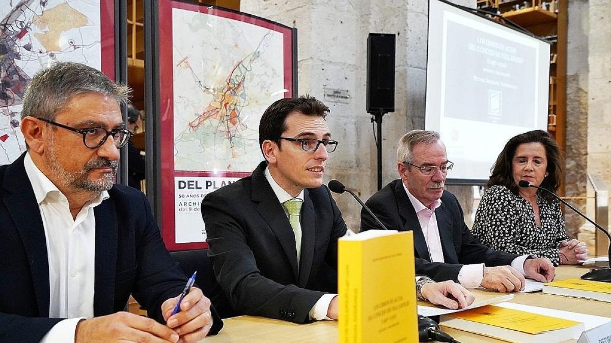 Eduardo Pedruelo, Pedro Herrero, Víctor Arenzana e Irene Ruiz durante la presentación de la obra.-E.M.