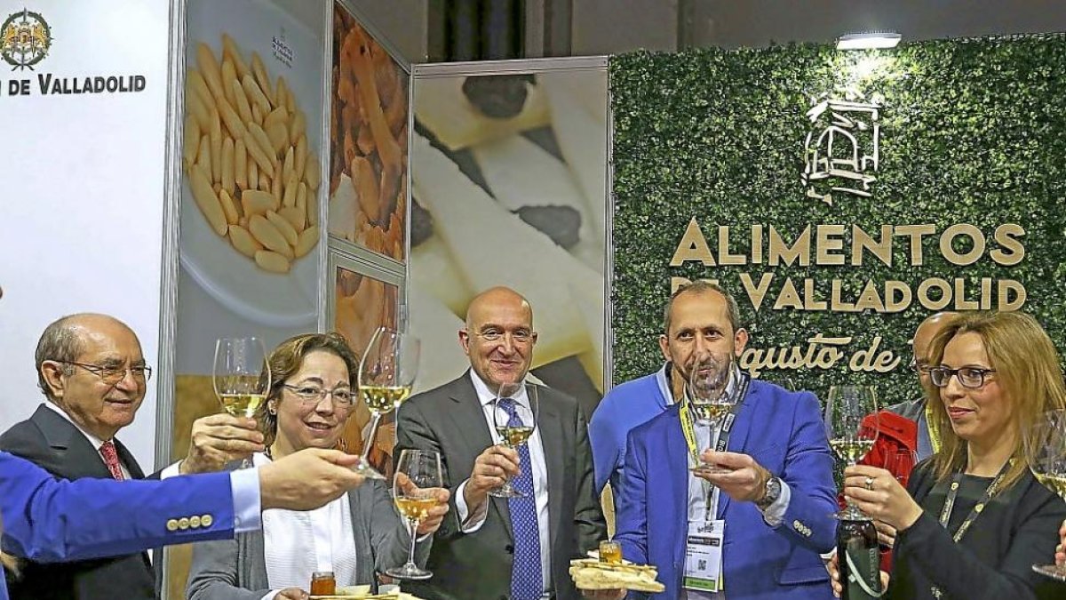 Jesús Julio Carnero brinda en el expositor de Alimentos de Valladolid en la Feria Alimentaria, que se celebra en Barcelona.-ICAL