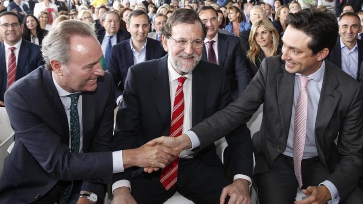 Vicente Betoret saluda al expresidente de la Comunidad Valenciana Alberto Fabra en presencia de Mariano Rajoy, el pasado mes de mayo, durante un acto del PP en Valencia.-MIGUEL LORENZO