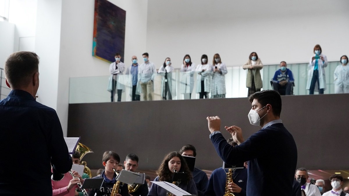 La Banda de la Escuela Municipal de Música 'Mariano de las Heras' celebra un concierto de Navidad en el Hospital Universitario Río Hortega.- ICAL