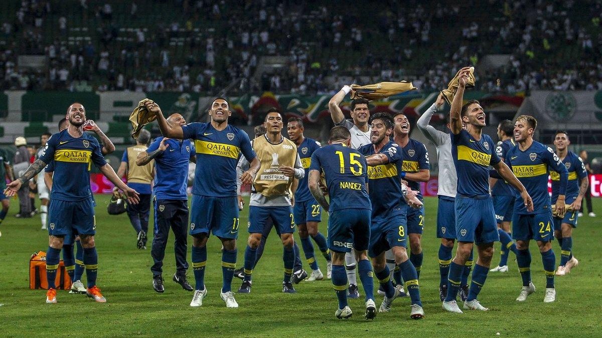 Jugadores de Boca celebran el pase-