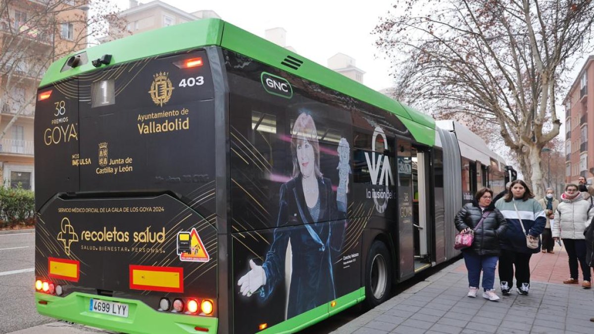 Uno de los buses urbanos de Auvasa vinilados con los Premios Goya. -E.M.