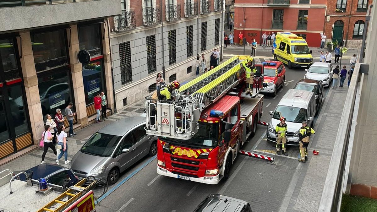 Intervención de los Bomberos en la calle de Felipe II. -E.M.