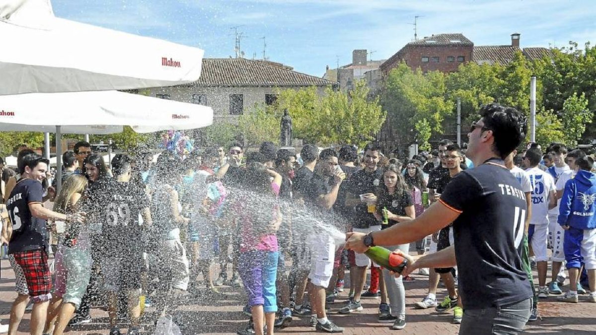 Un peñista festeja con un descorche el 'chupinazo' que inició las fiestas de Medina del Campo.-Santiago