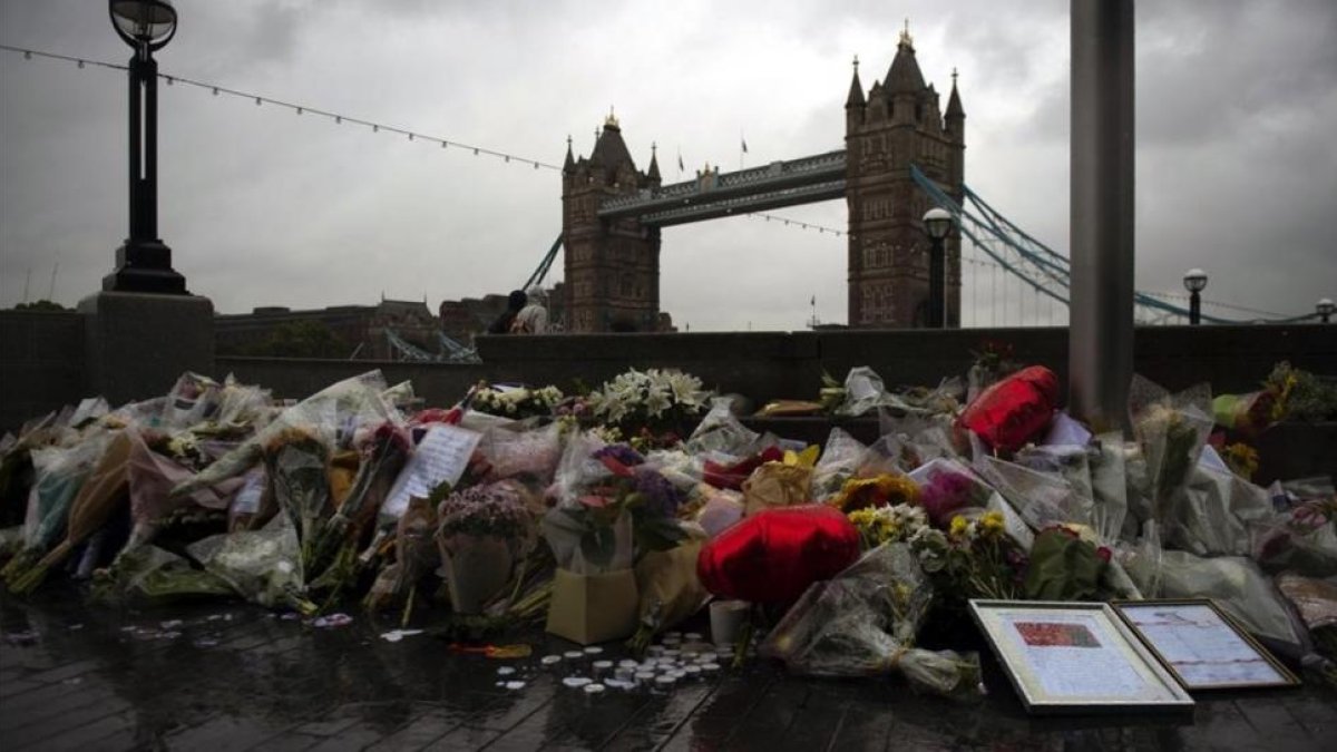 Varios ramos de flores, velas y mensajes dejados en memoria de las víctimas en los alrededores del Ayuntamiento en Londres, el 6 de junio.-WILL OLIVER