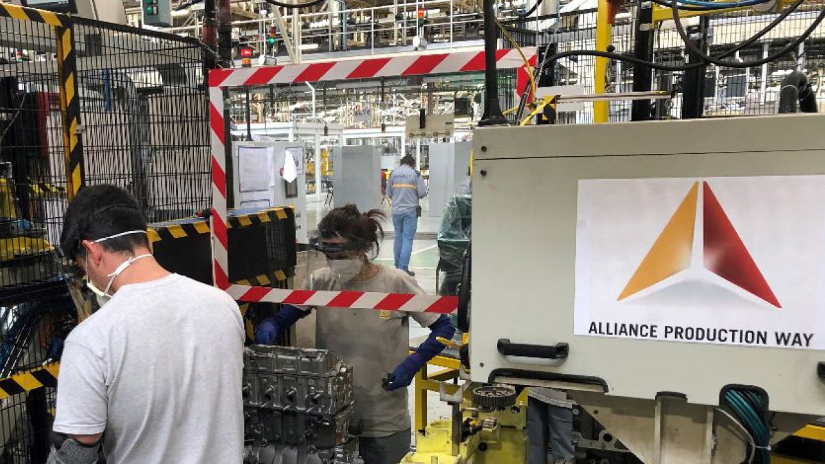 Montaje motores de Renault en Valladolid. - ICAL