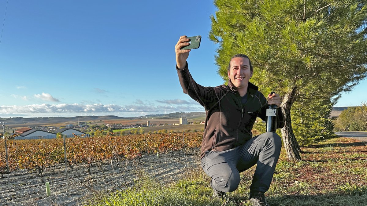 Juan Príncipe, el youtuber del vino, en el exterior de la bodega frente a una panorámica de Fuensaldaña.