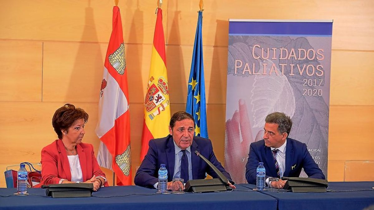 Antonio Sáez Aguado (centro) acompañado de Elena Andradas y José Jolín ayer duranta la presentación del plan.-EL MUNDO