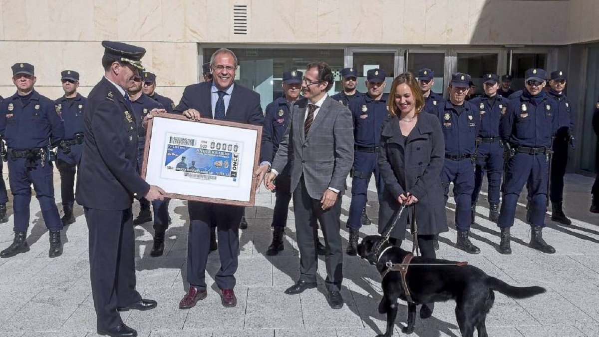 Peña y Martínez Bermejo con el sello conmemorativo de la UIP-P. REQUEJO