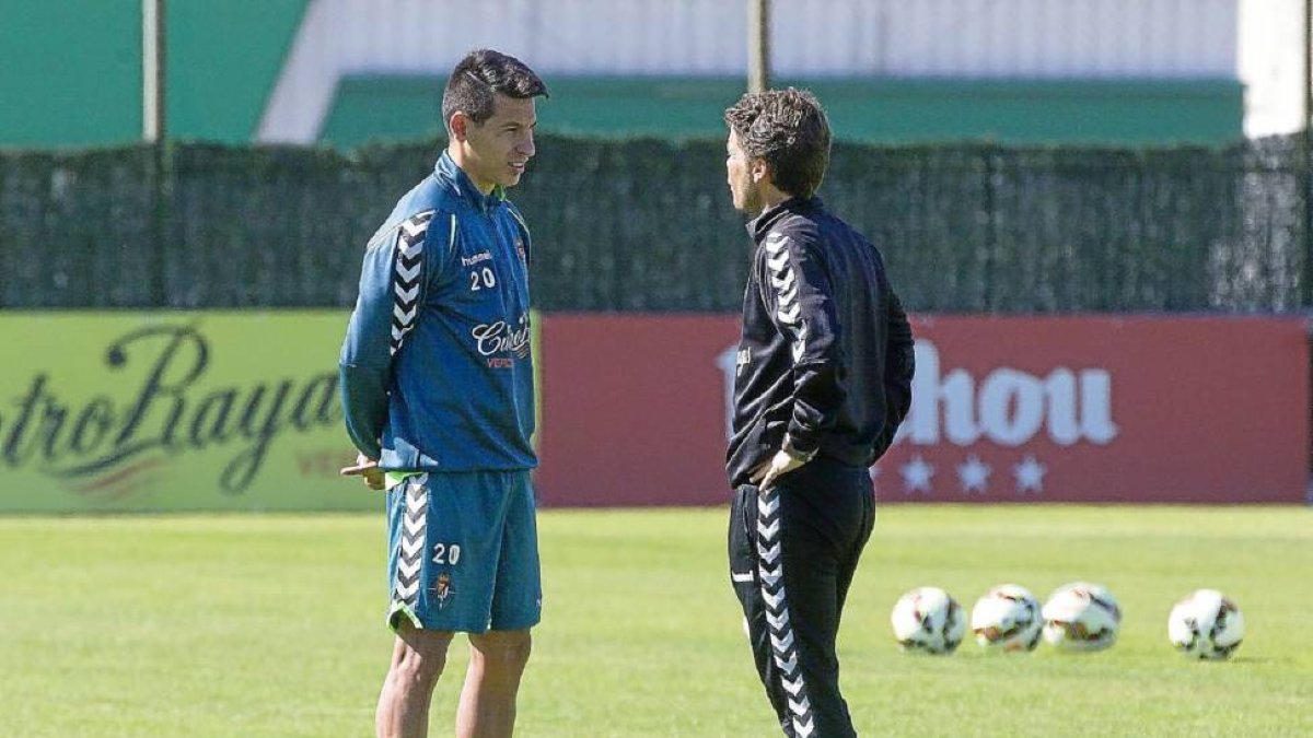 Hernán Pérez y Rubi dialogan antes del entrenamiento del lunes-Pablo Requejo