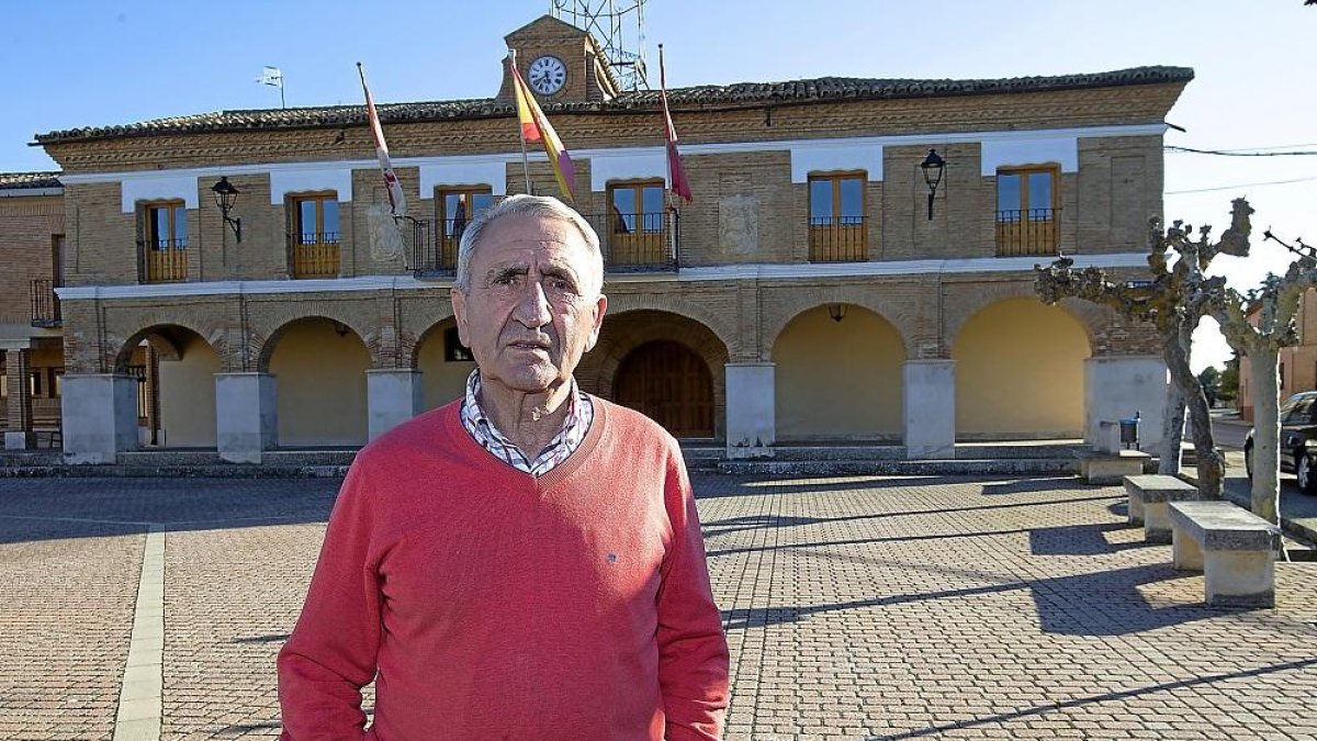 Faustino González justo delante del Ayuntamiento de Cuenca de Campos. J. M. LOSTAUFaustino González justo delante del Ayuntamiento de Cuenca de Campos.