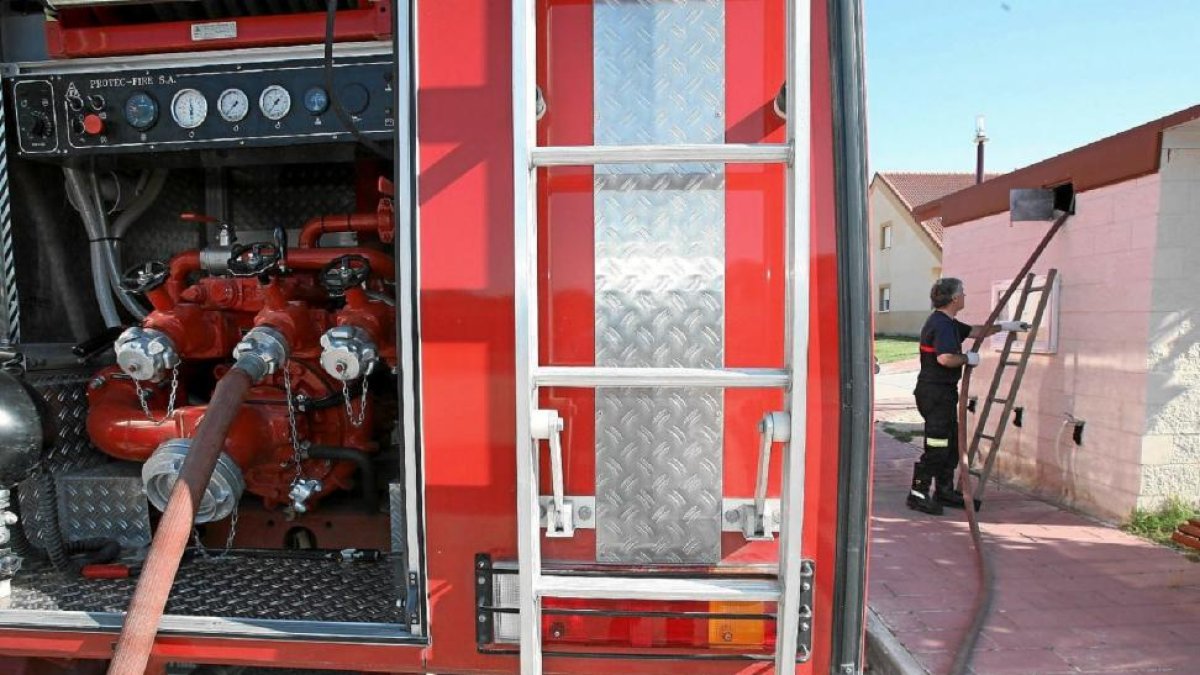 Un camión cisterna de los bomberos llena el depósito de un municipio de Valladolid, en una imagen de archivo.-D.V.