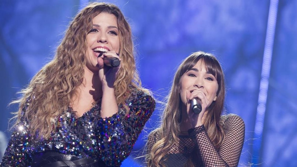 Miriam y Aitana, en la 12a gala del concurso musical de TVE Operación Triunfo.-/ PERIODICO