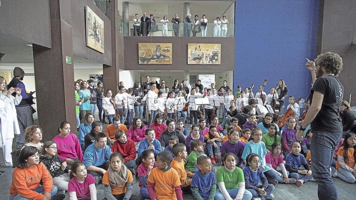 Los niños de la orquesta ‘In Crescendo’ durante su actuación en el Hospital Río Hortega.-ICAL