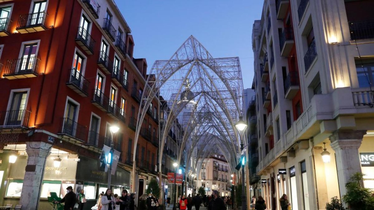 Iluminación navideña de la Calle Santiago de Valladolid. PHOTOGENIC