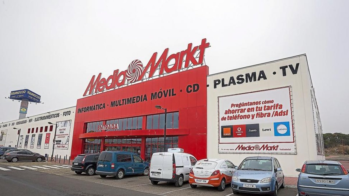 Fachada de Media Markt ayer, en el exterior del centro comercial ‘Equinoccio’ de Zaratán.-PABLO REQUEJO