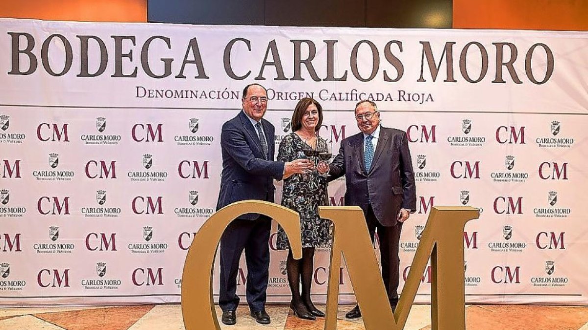 Carlos Moro, con su nuevo tinto ‘CM Prestigio’.-E.M.