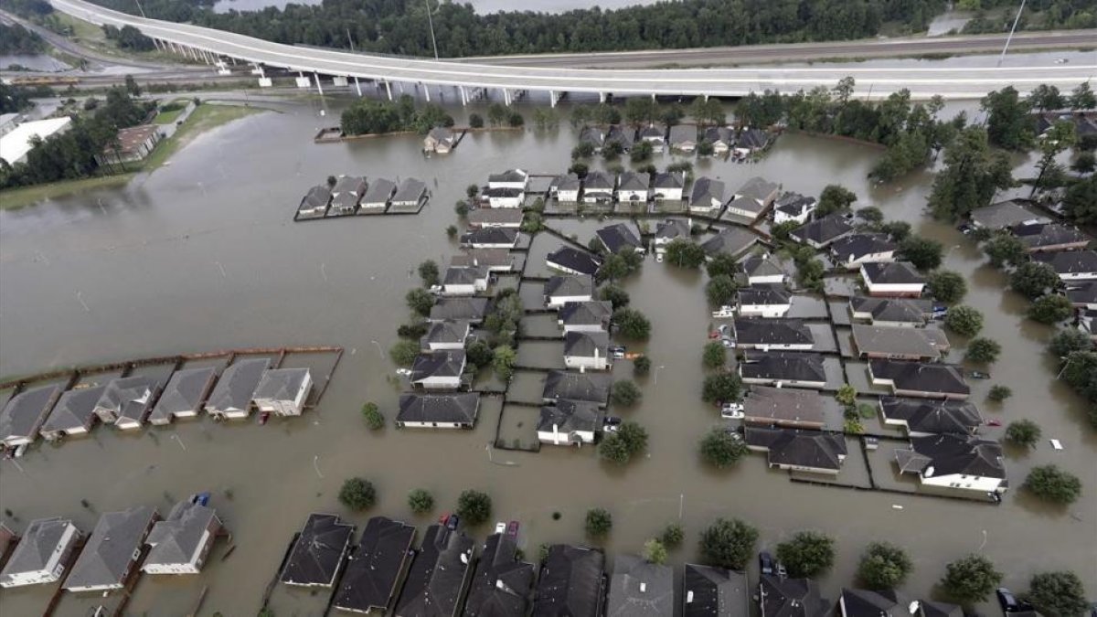 La ciudad de Spring (Tejas), inundada por el Harvey.-AP / DAVID J. PHILLIP
