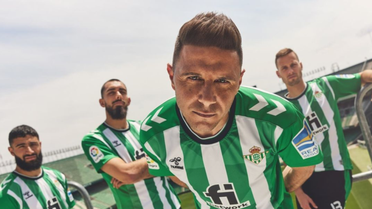 Joaquín en una imagen promocional del Real Betis, con Borja Iglesias al fondo, junto a Canales y Fekir. / REAL BETIS