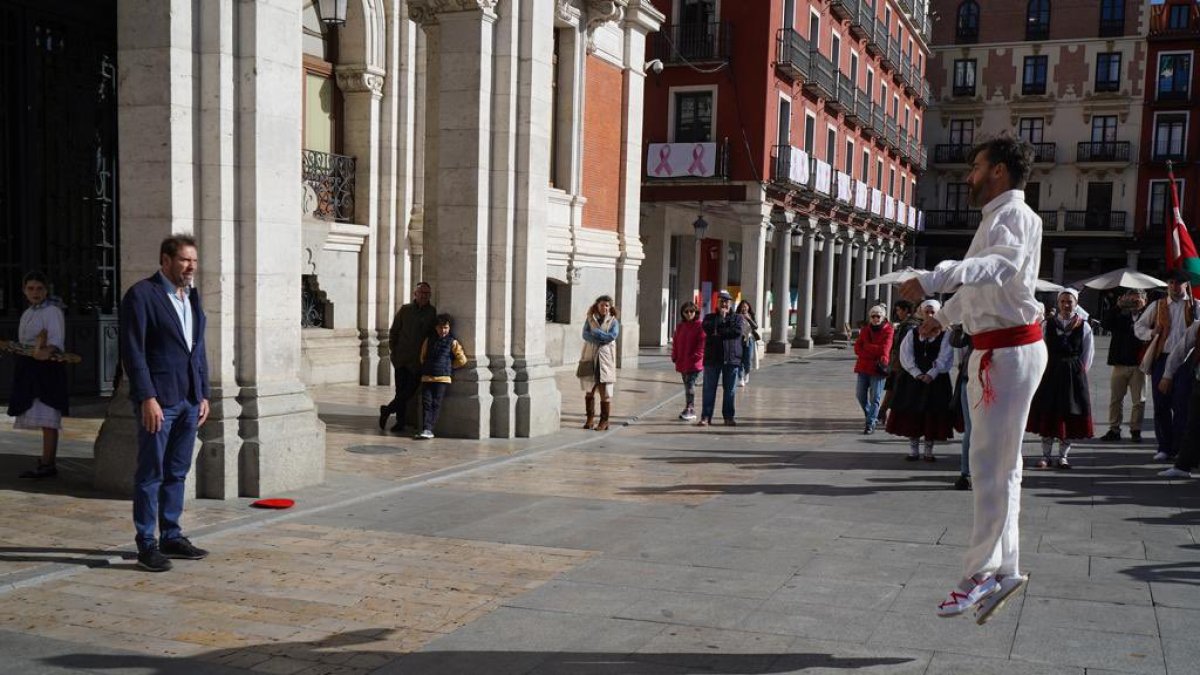 La plaza Mayor de Valladolid ha acogido la celebración de la Euskal Jaia, iniciativa del Centro Vasco en Valladolid Gure Txoko, con el grupo Itxas Alde de Bakio, que ha bailado un aurresku ante el alcalde. E.M.