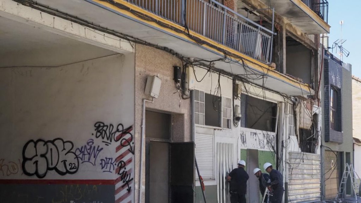 Tapian con vallas metálicas el portal del edificio de la calle Goya de Valladolid que sufrió una explosión de gas el martes. -J.M. LOSTAU