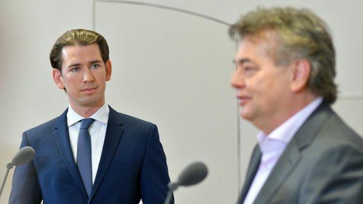 El conservador Sebastian Kurz, izquierda, y el líder de Los Verdes, Werner Kogler, durante el anuncio del acuerdo de gobierno.-EUROPA PRESS