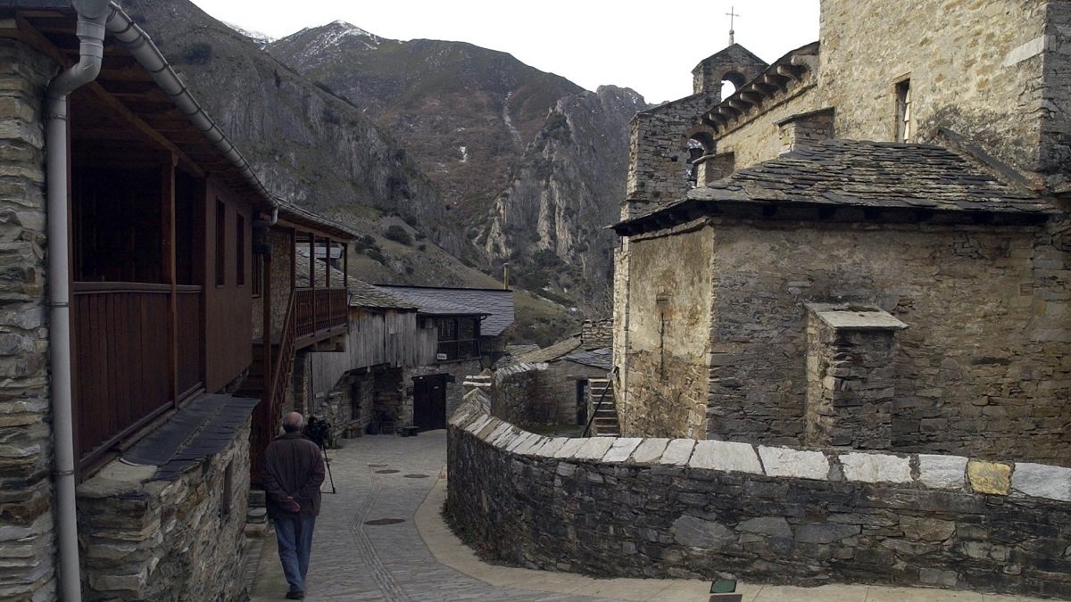 Peñalba de Santiago fue lugar de retiro para ascetas y ermitaños . Cada año atrae miles de visitantes. - L.P.