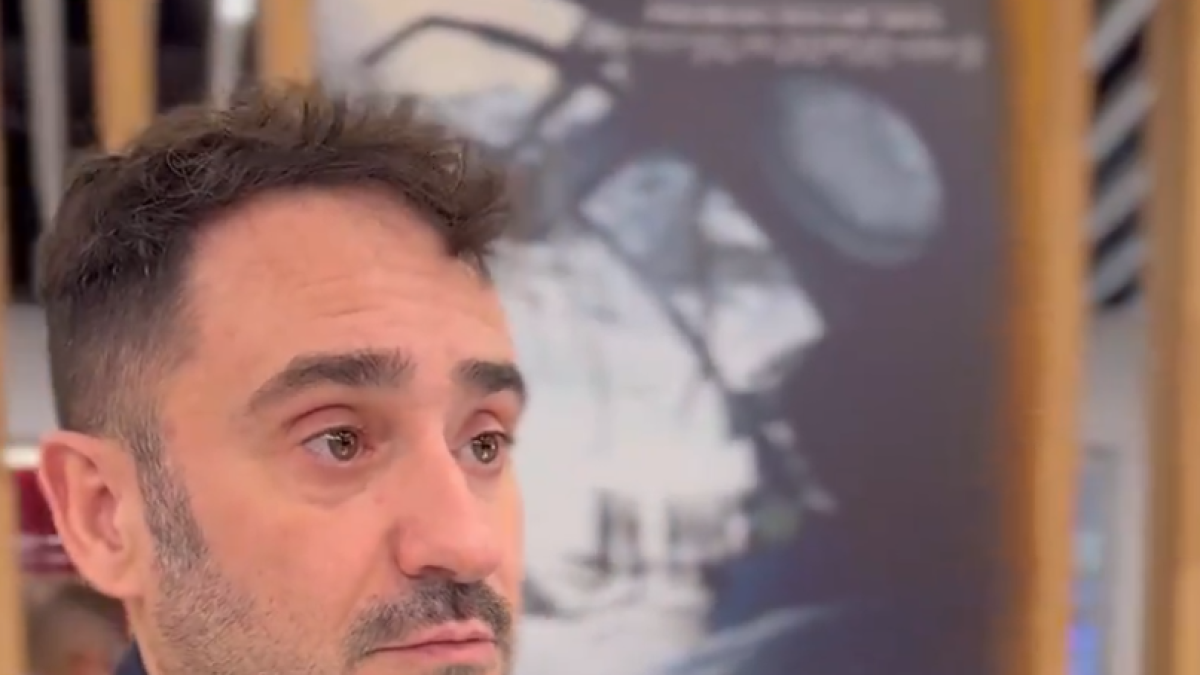 El director Juan Antonio Bayona en el 'Tren Oficial' de Renfe para los Goya en Valladolid. -TWITTER RENFE