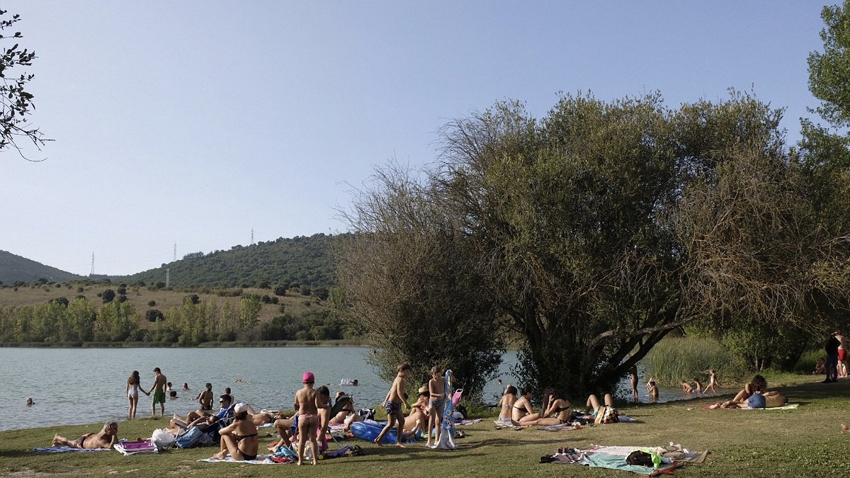 Bañistas en el lago Carucedo de León, una de las zonas con mejor calidad de las aguas que permite refrescarse de la canícula en el corazón del Bierzo. / EDUARDO MARGARETO