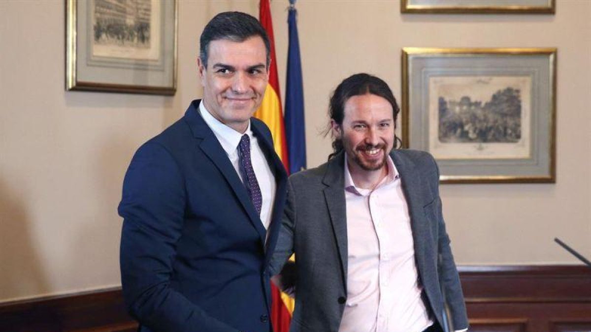 Sánchez e Iglesias después de la firma del preacuerdo.-EFE / PACO CAMPOS