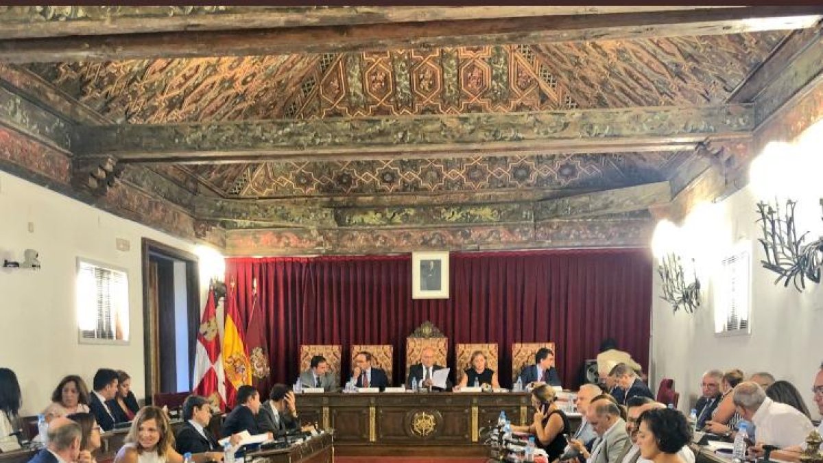 El presidente de la Diputación se dirige a la portavoz socialista ayer, en el Pleno de la Institución provincial.-EL MUNDO