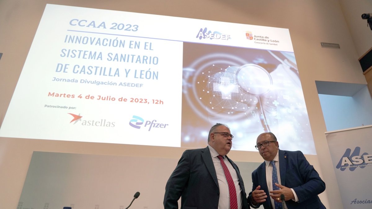 El consejero de Sanidad, Alejandro Vázquez, y el presidente de ASEDEF, Mariano Avilés Muñoz, inauguran una jornada sobre la innovación en el sistema sanitario de Castilla y León.- ICAL