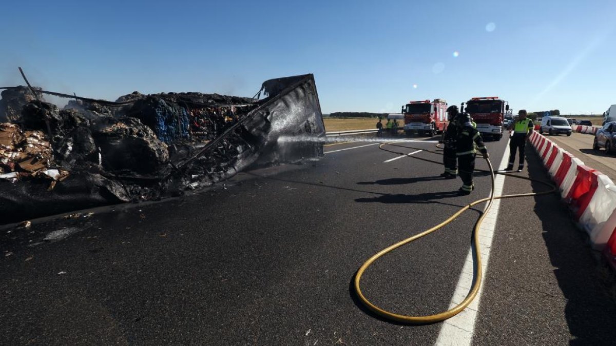 Incendio de un camión en la A-62 en dirección a Valladolid.- PHOTOGENIC