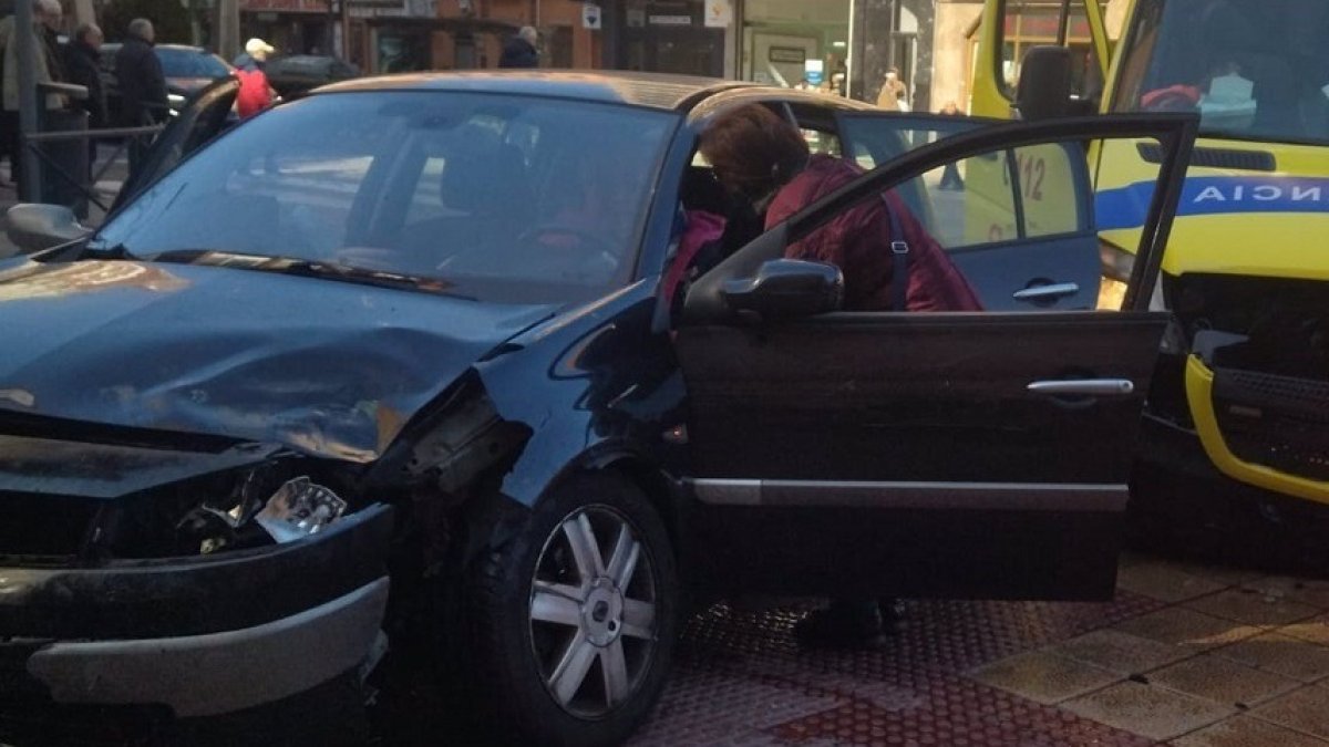 Una mujer herida tras colisionar su vehículo con una ambulancia en servicio en Valladolid. -EP