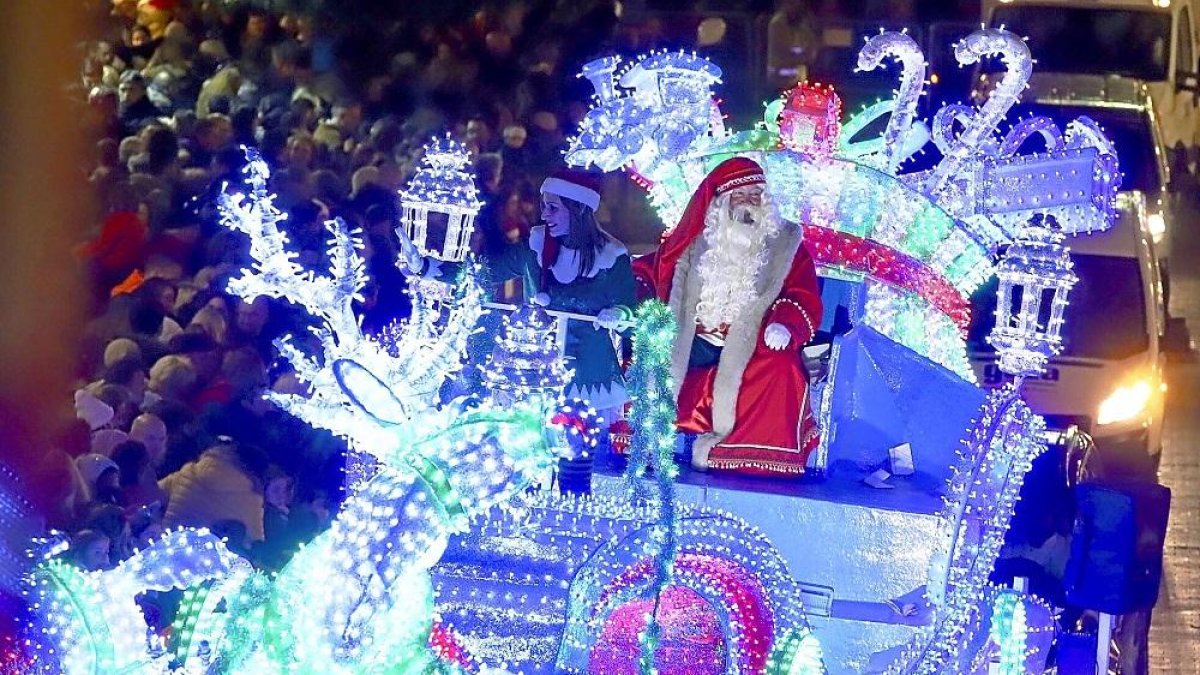 La carroza de Papá Noel y los renos llegan a la plaza Mayor de Valladolid para poner fin al desfile. E.M.