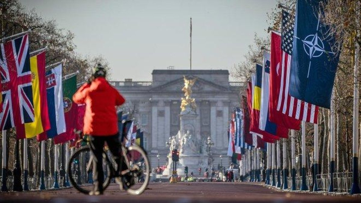 Bandera de la OTAN y de los países miembros de la Alianza ondean en Londres, este lunes.-MICHAEL KAPPELER (DPA)