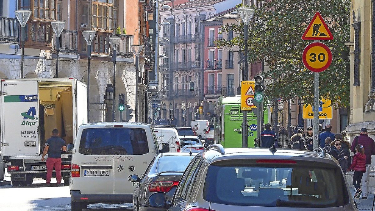 Tráfico por el centro de Valladolid, en una imagen de archivo.- PHOTOGENIC