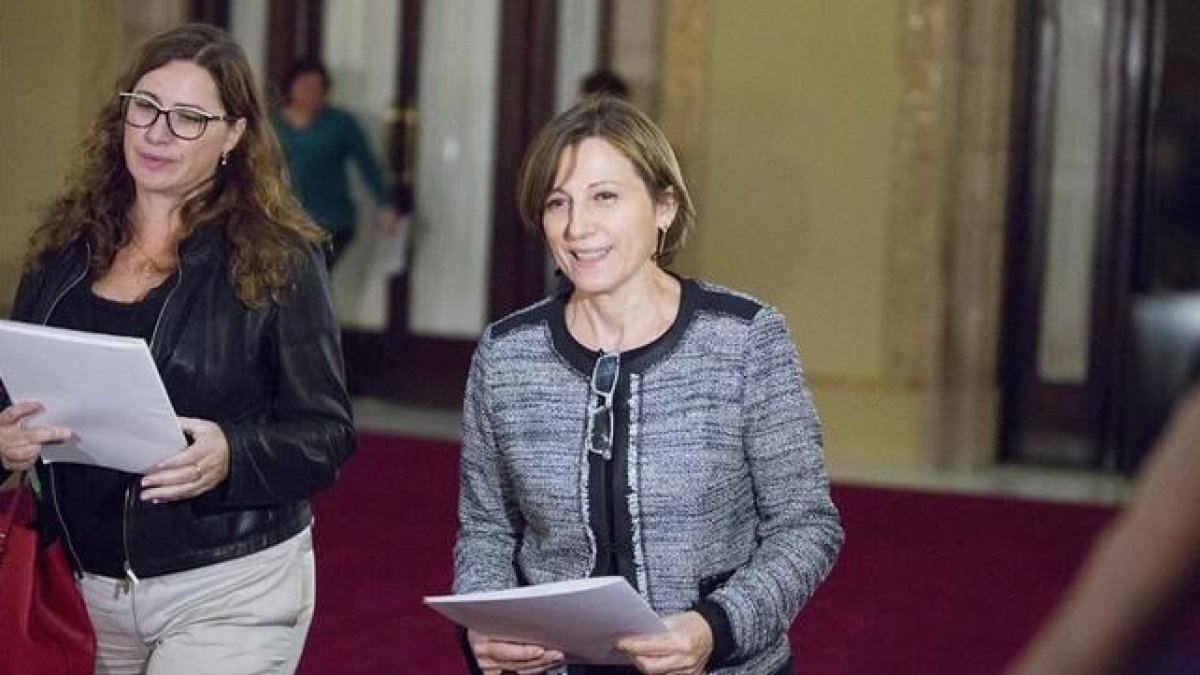 La presidenta del Parlament, Carme Forcadell, este lunes a su entrada en la Cámara catalana.-EP