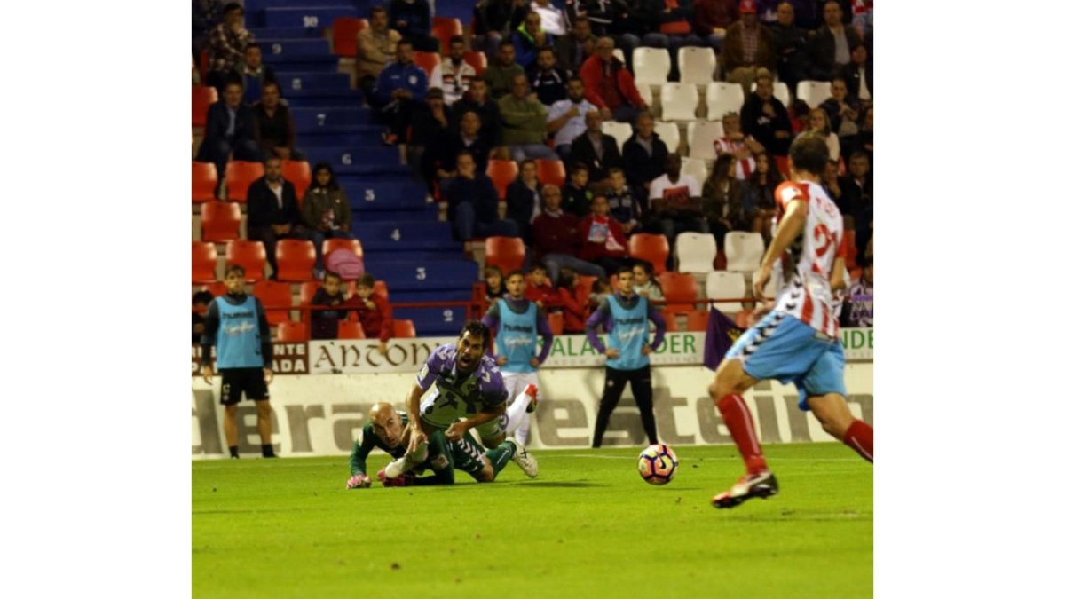 Moyano cae dentro del área tras ser derribado por José Juan en un claro penalti que el árbitro no señaló.-PHOTO-DEPORTE