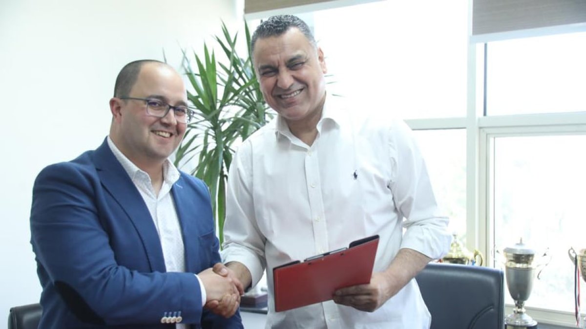 Gordo tras firmar el contrato con Khaled El Awady, director de actividades deportivas del Al Ahly. / E.M.