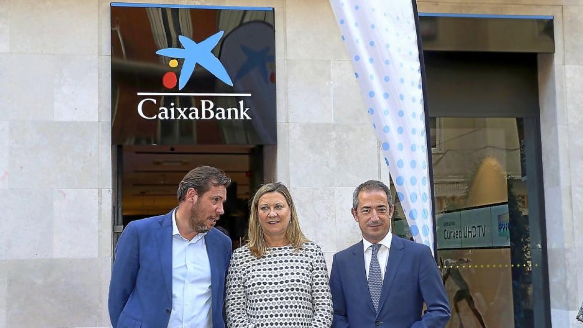 Puente, Del Olmo y Bilbao en la inauguración de la nueva sucursal de CaixaBank, ‘A Valladolid’.-ICAL