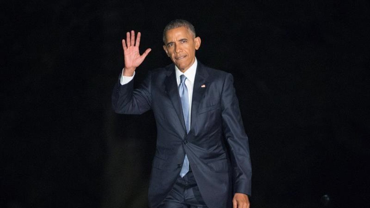 El presidente de los Estados Unidos Barack Obama camina luego de bajar del Marine One a su llegada a la Casa Blanca en Washington (Estados Unidos) hoy.-EFE/JOSHUA ROBERTS/POOL