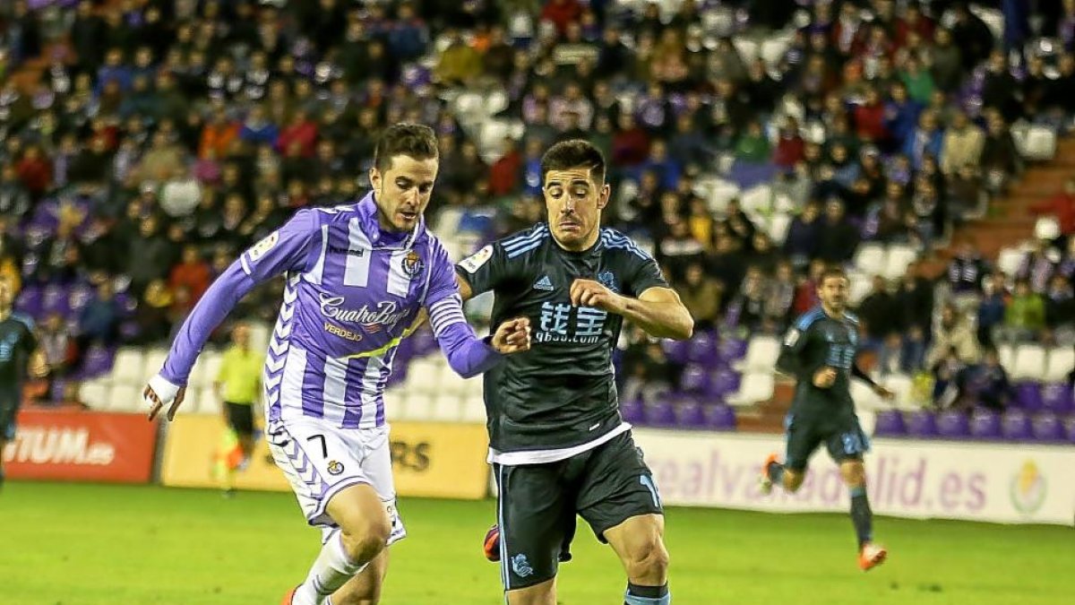 Yuri, de la Real. disputa el balón a Villar, en la Copa.-J.M.LOSTAU