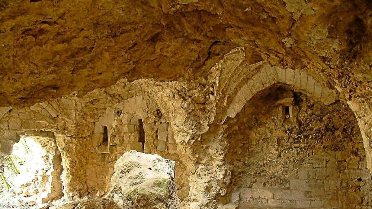 Interior de la cueva de la Virgen de La Armedilla, que replicaron los monjes Jerónimos en la cripta de la iglesia para trasladar la imagen.-REPORTAJE GRÁFICO: AAMA