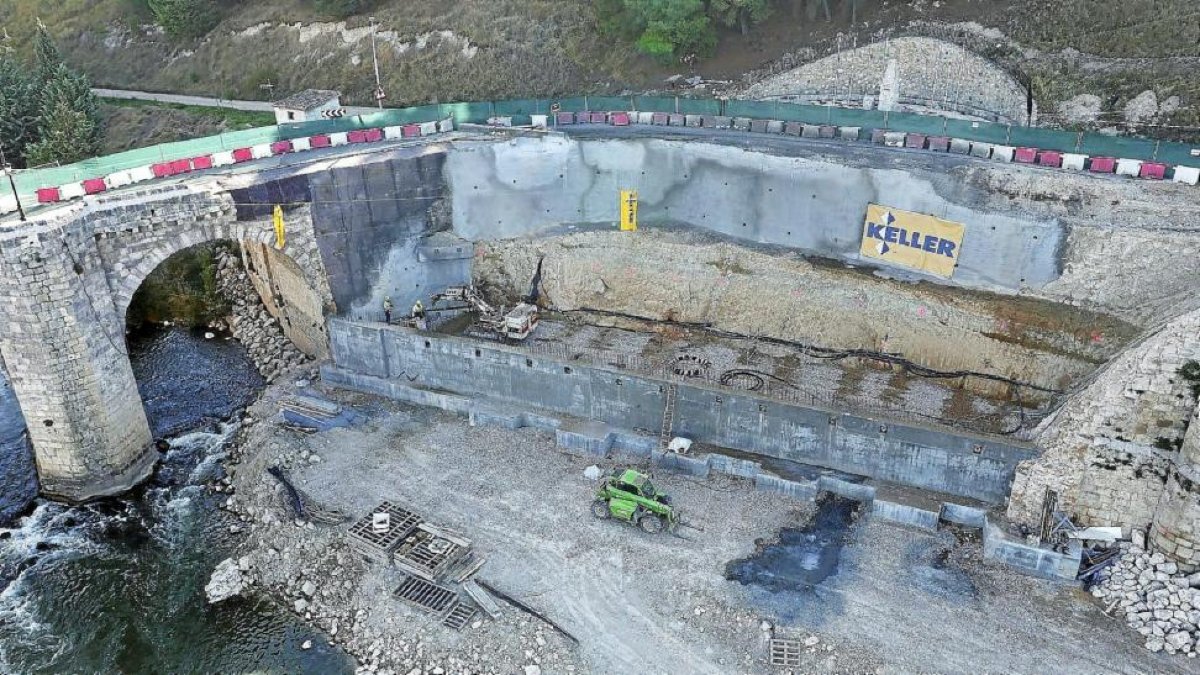 Vista aérea del puente de Cabezón durante la reconstrucción del muro derruido.-E.M.