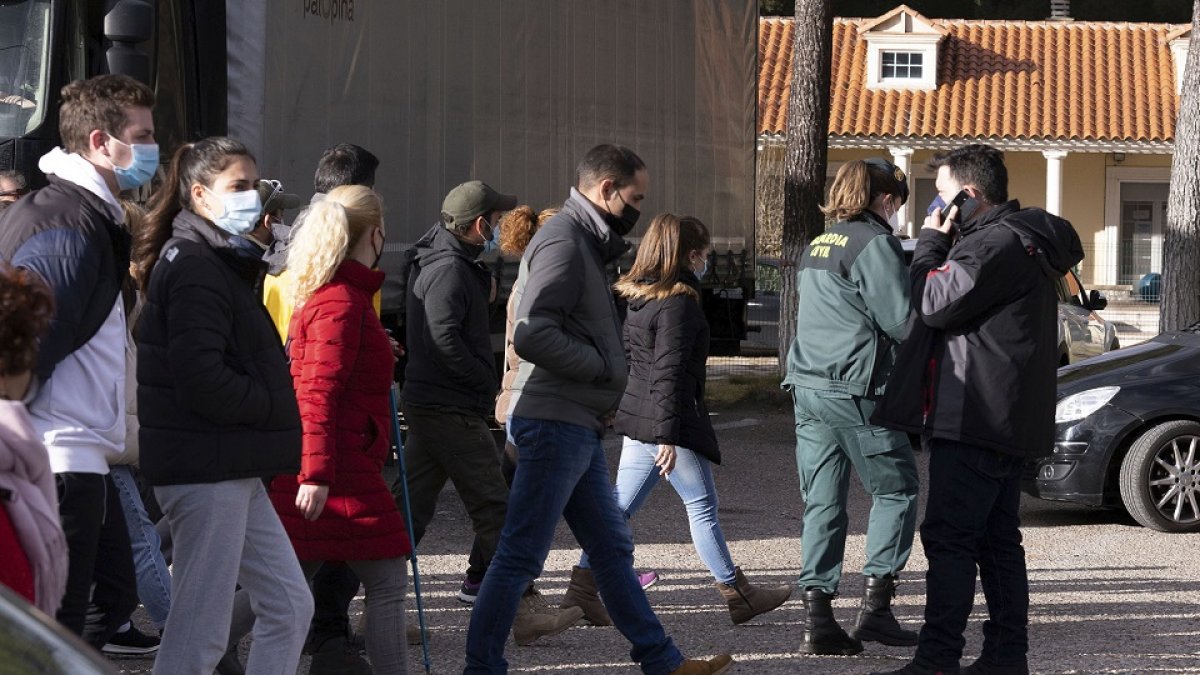 Voluntarios inician el pasado jueves el rastreo de la zona de Traspinedo donde se perdió la pista de Esther. PHOTOGENIC