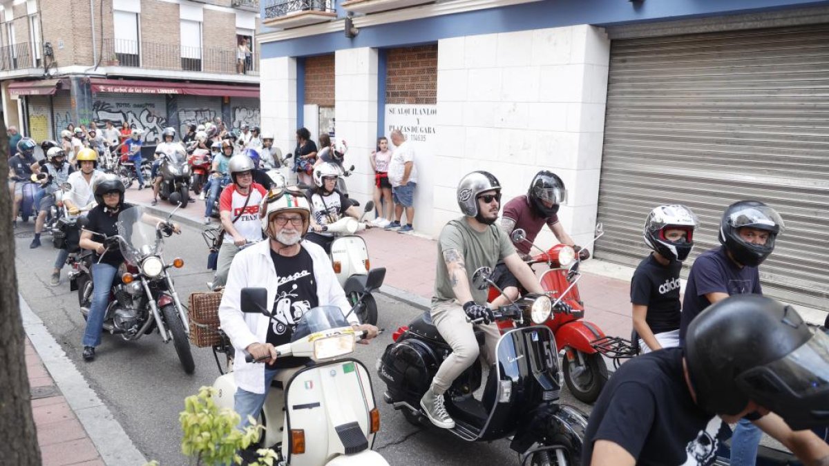 y Ciclomotores Clásicos en las Fiestas de Valladolid. -PHOTOGENIC