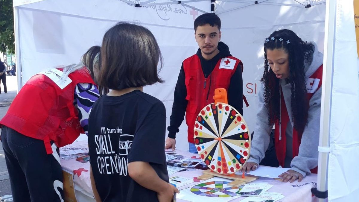 Foto de Cruz Roja Juventud en laza de Zorrilla. E.M.