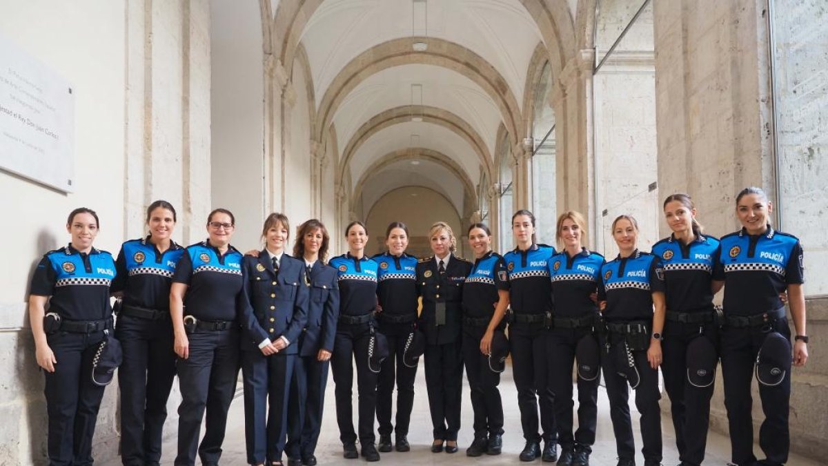 Conmemoración de los 50 años de la incorporación de las mujeres a la Policía Municipal, con la intendente jefa Julia González en medio del cuerpo. PHOTOGENIC