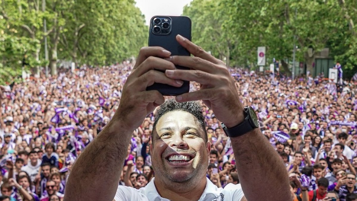Ronaldo se hace un selfie con la afición en la celebración del ascenso de ‘su’ Real Valladolid. /  RVCF